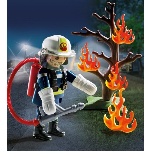 Pompiere con albero in fiamme